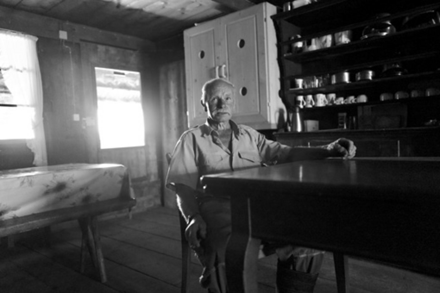 Fridu Wüthrich in Inner Windbruch, wo er seine Sommer auf der Berghöhe verbringt und für die Gusti sorgt. (Bild Pinaki)