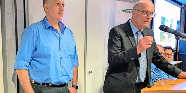 Markus Ritter (r.) vom Schweizer Bauernverband beim engagierten Referat, beobachtet vom Obwaldner Bauernpräsidenten Peter Abächerli.  