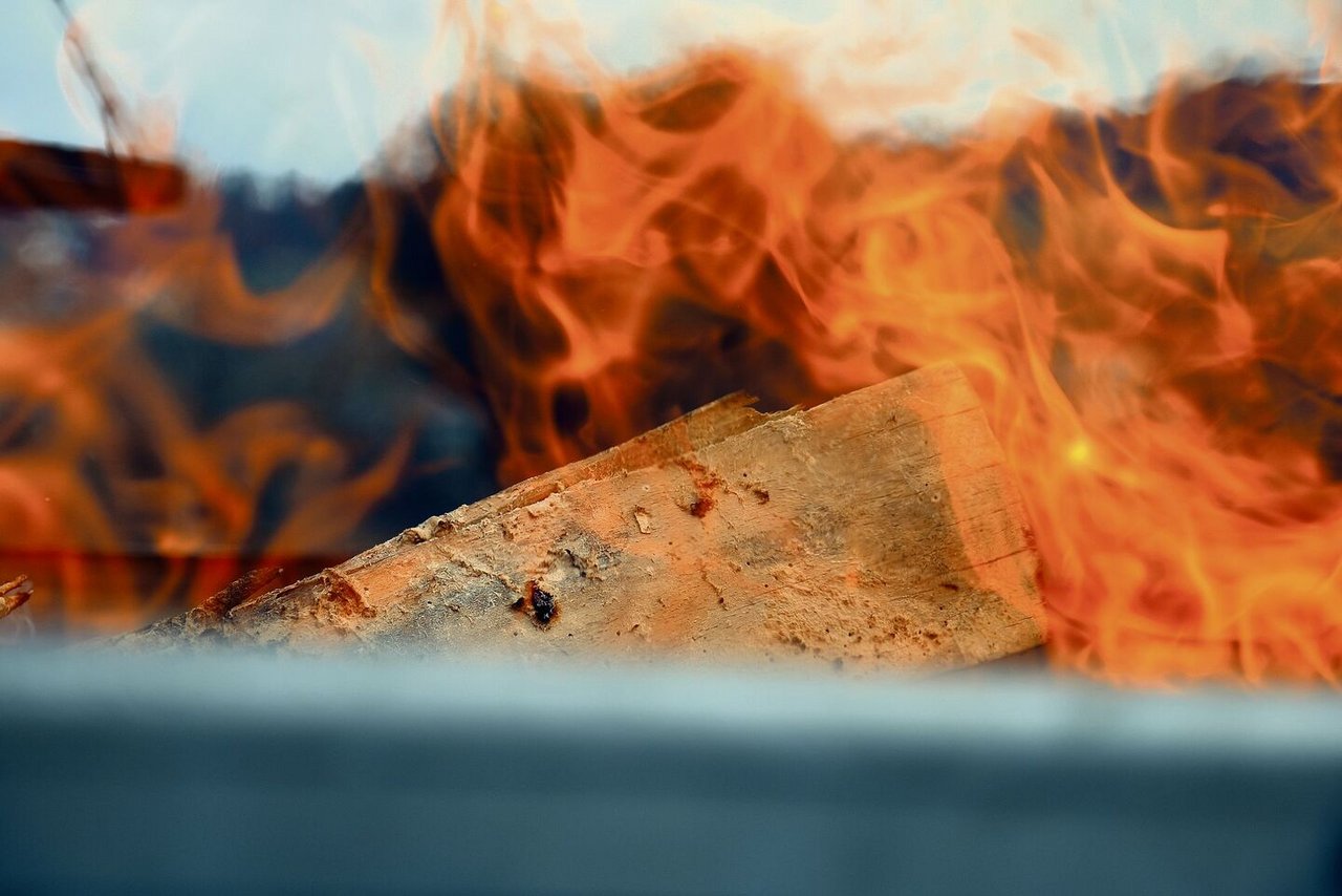 Die Pyrolyse geschieht rauchlos, da kein Kohlenstoff verbrennt. Damit gibt es auch keine Asche, sondern eben Kohle. 