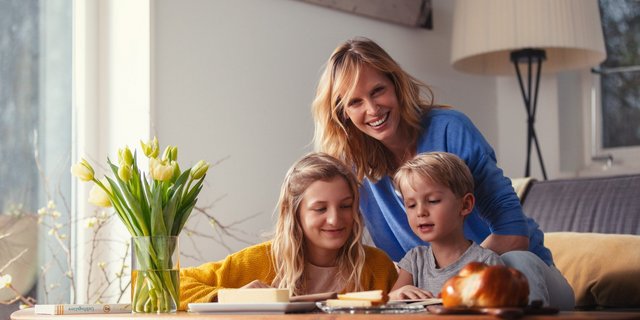 Sarina Arnold gibt erneut das Buttermeitli – oder eher die Buttermama. (Bild zVg)