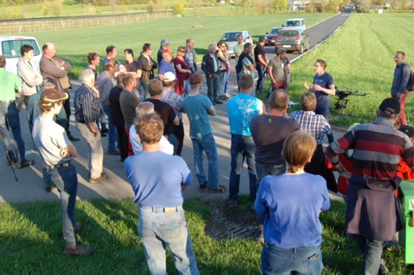 ETH-Forscher stellten ihre beiden Drohnen vor, die fürs Projekt «Innofarm» eingesetzt werden. Die grössere konnte leider nicht abheben. (Bilder SOBV)