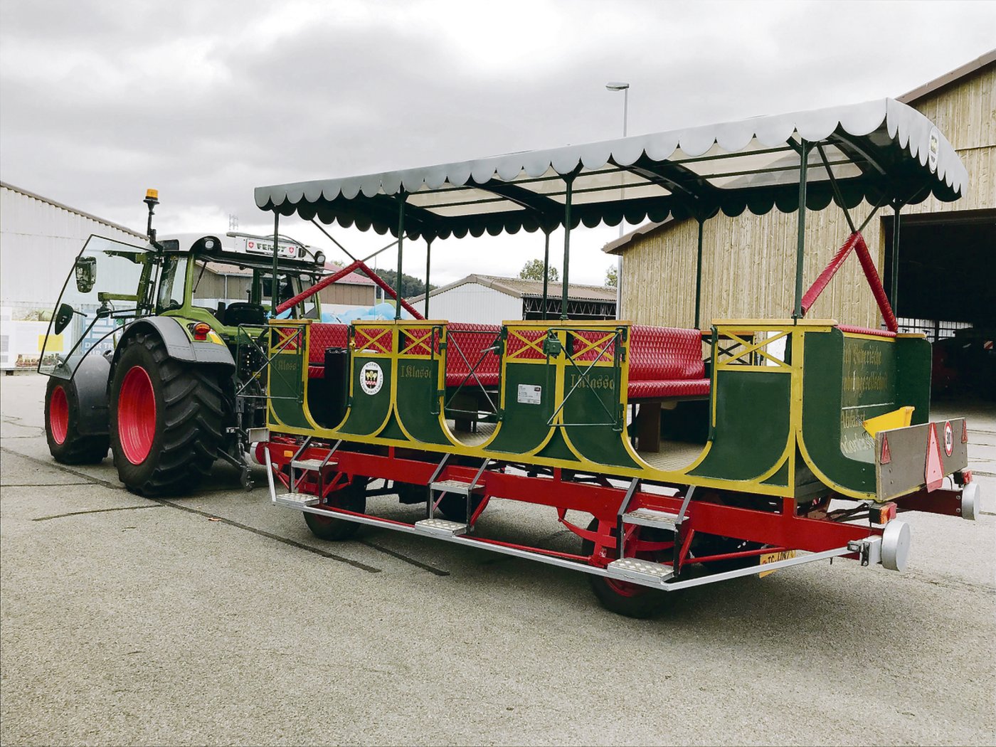 Sommerprogramm: Da die Stationen auf dem weitläufigen Betrieb teilweise weit auseinanderliegen, bietet die SFF den Transport mit Traktor samt Open-Air-Besuchswagen an.