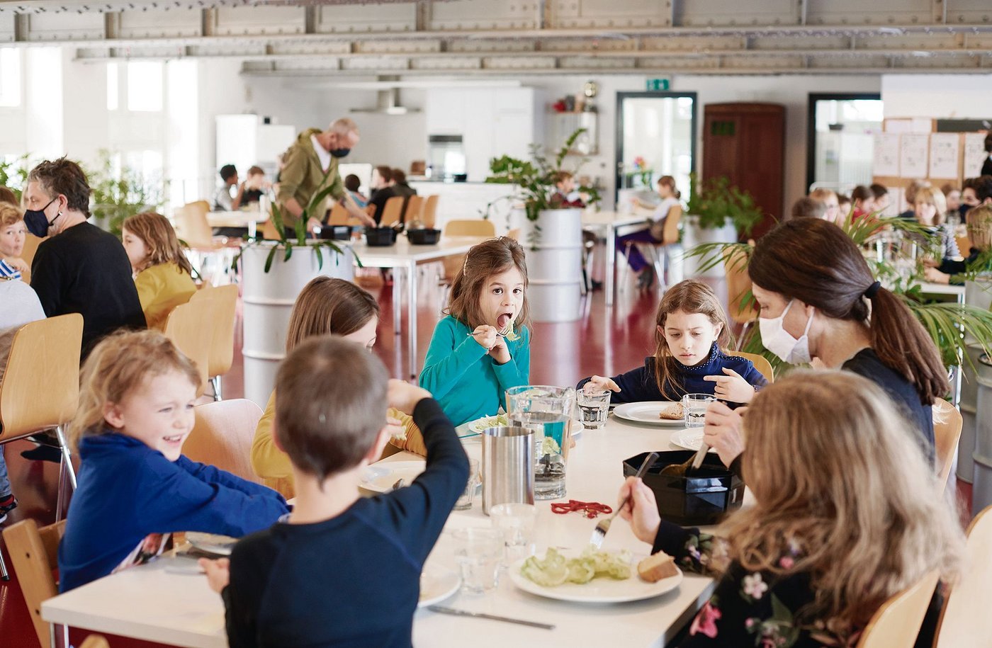 Junge Menschen sollen sich ausgewogen ernähren: Das Label «Fourchette verte» hilft dabei. Im Aargau, in Uri und Zug schon länger, jetzt auch im Kanton Luzern. (Bild Kanton Luzern)