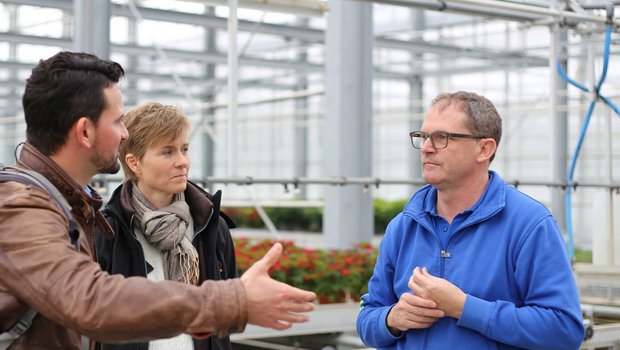 Adrian und Yvonne Huber haben mit dem Torfausstieg 2018 für ihr Gartencenter einen ungewöhnlichen Weg eingeschlagen. Gemüsebauberater Philipp Trautzl (l.) kennt die Einwände von Produzenten, die nicht auf Torf verzichten möchten. (Bilder lid/mg)