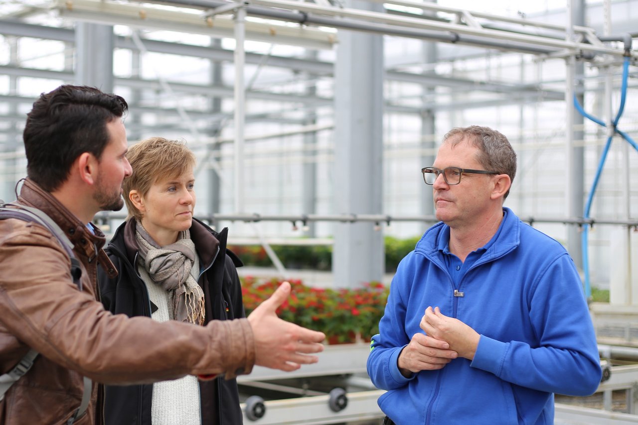 Adrian und Yvonne Huber haben mit dem Torfausstieg 2018 für ihr Gartencenter einen ungewöhnlichen Weg eingeschlagen. Gemüsebauberater Philipp Trautzl (l.) kennt die Einwände von Produzenten, die nicht auf Torf verzichten möchten. (Bilder lid/mg)