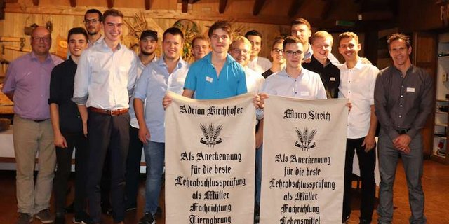 Die Vierzehn neuen Müller mit den beiden Jahrgangsbesten im Vordergrund. (Bild zVg)