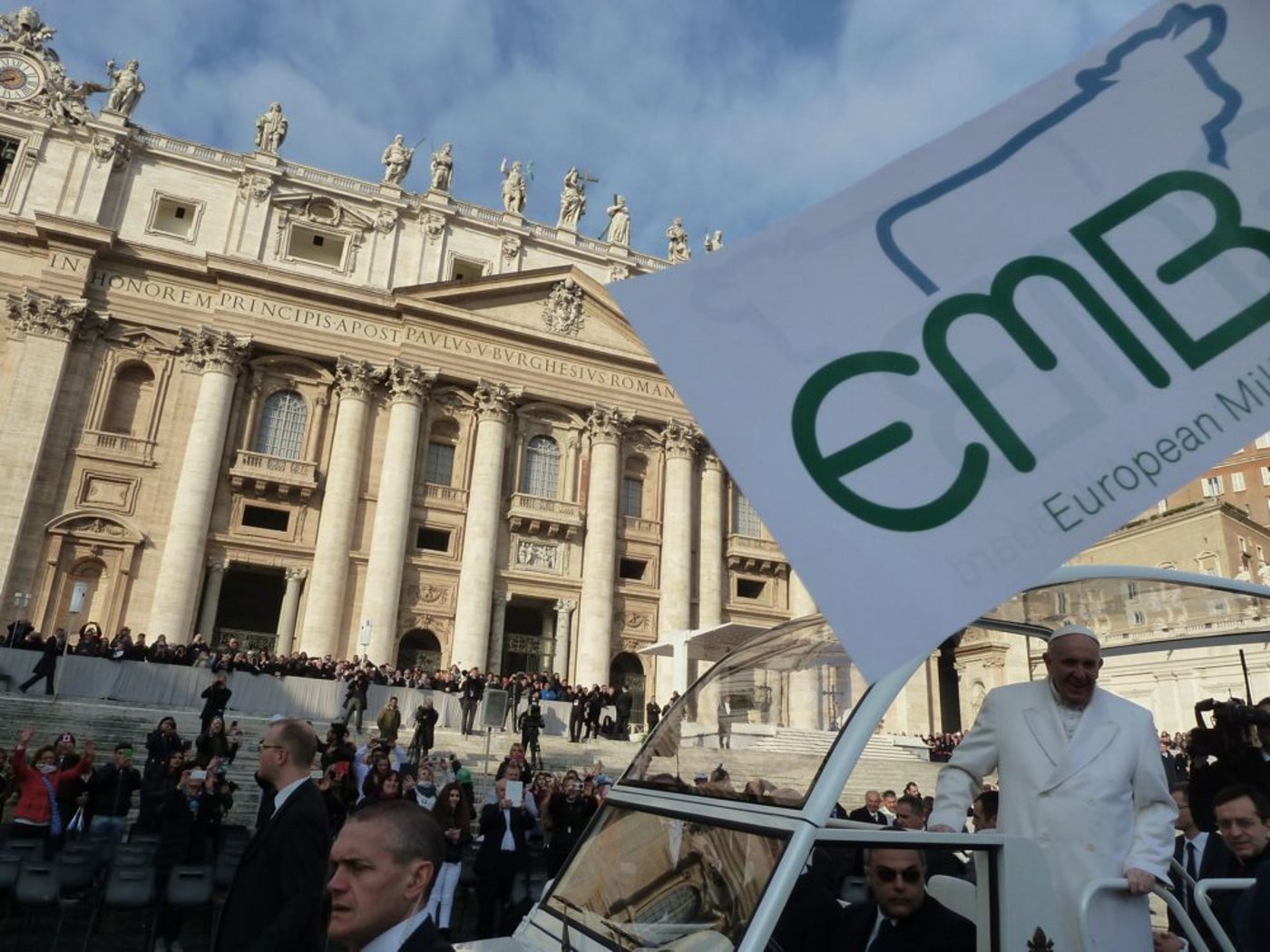 Der 79-Jährige Pontifex war mit dem Papamobil in der Menge unterwegs. 