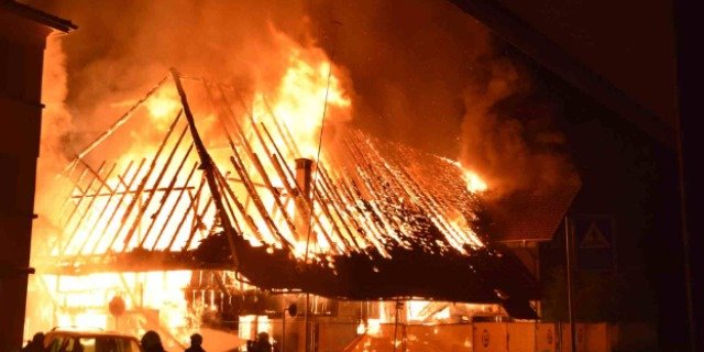 Verletzt wurde niemand, aber Gebäude in der Nähe und auch parkierte Fahrzeuge wurden beschädigt. (Bild Kapo SO)