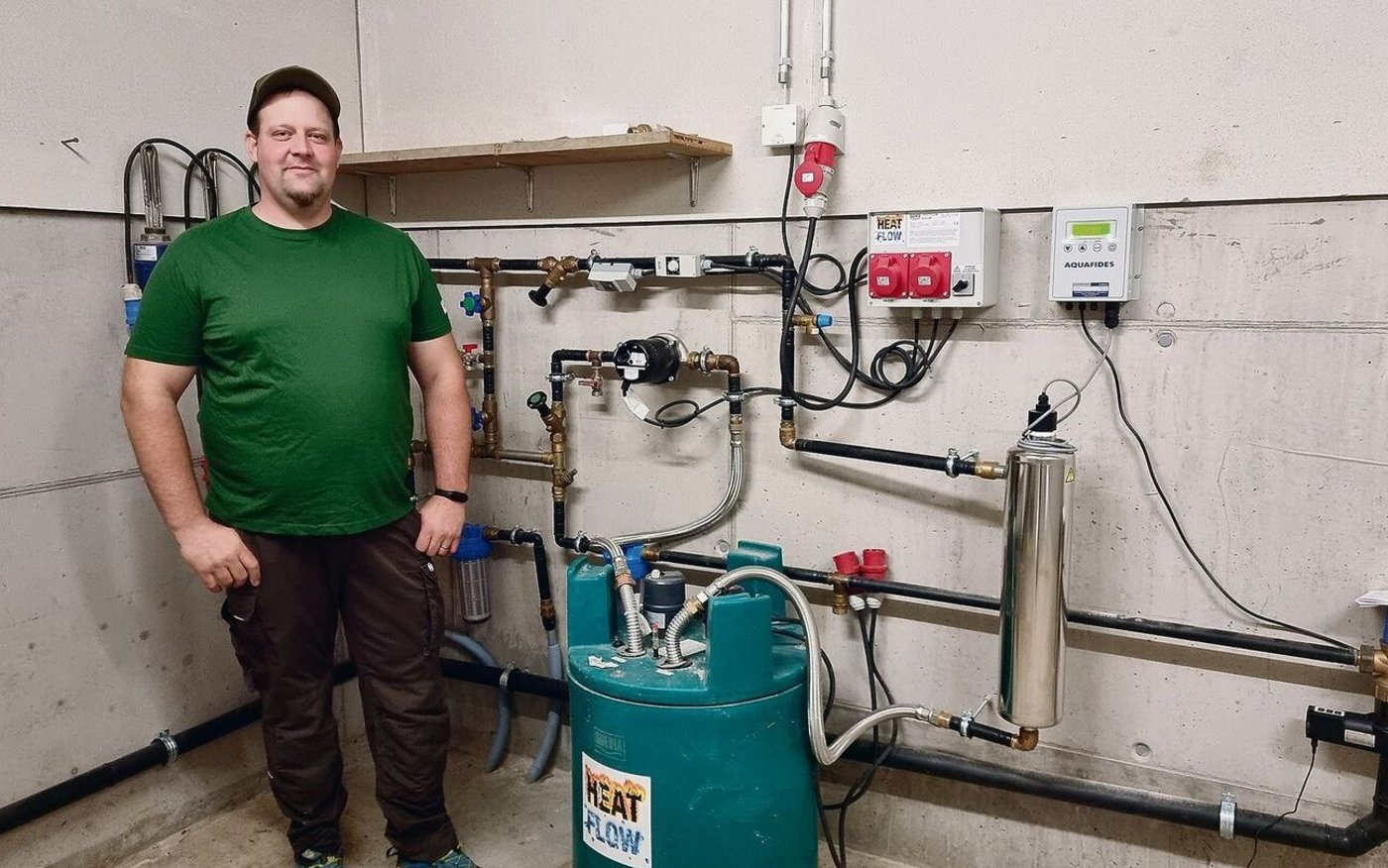 Die UV-Anlage ist von Aquafides Schweiz AG geliefert. Die gesamte Konstruktion ist relativ klein und nimmt höchstens einen Platz von 8 bis 10 Quadratmetern ein.