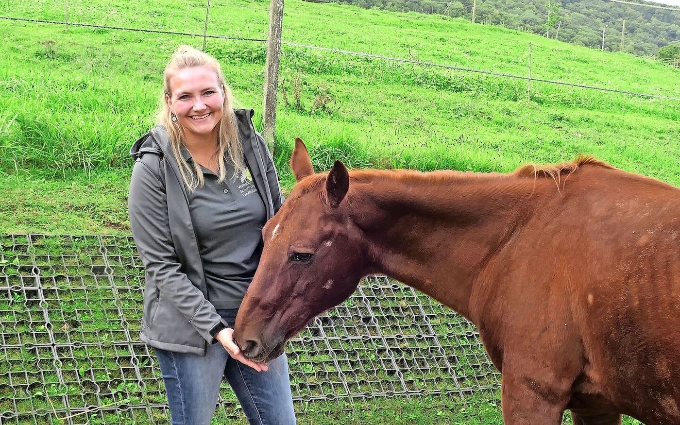 Jana Schwaninger mit ihrem Freizeitpartner Jack. Der Quarter-Horse-Wallach lebt mit fünf Pensionspferden im grosszügigen Gruppenstall.