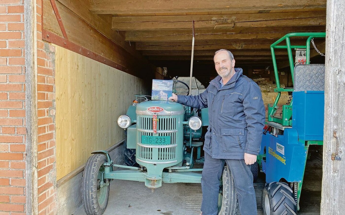 Alt-Bauer Robert Neuhaus neben seinem Bührer Spezial, Jahrgang 1957. Die Einwanderer-Geschichte seiner Eltern inspirierte ihn zum Buch.