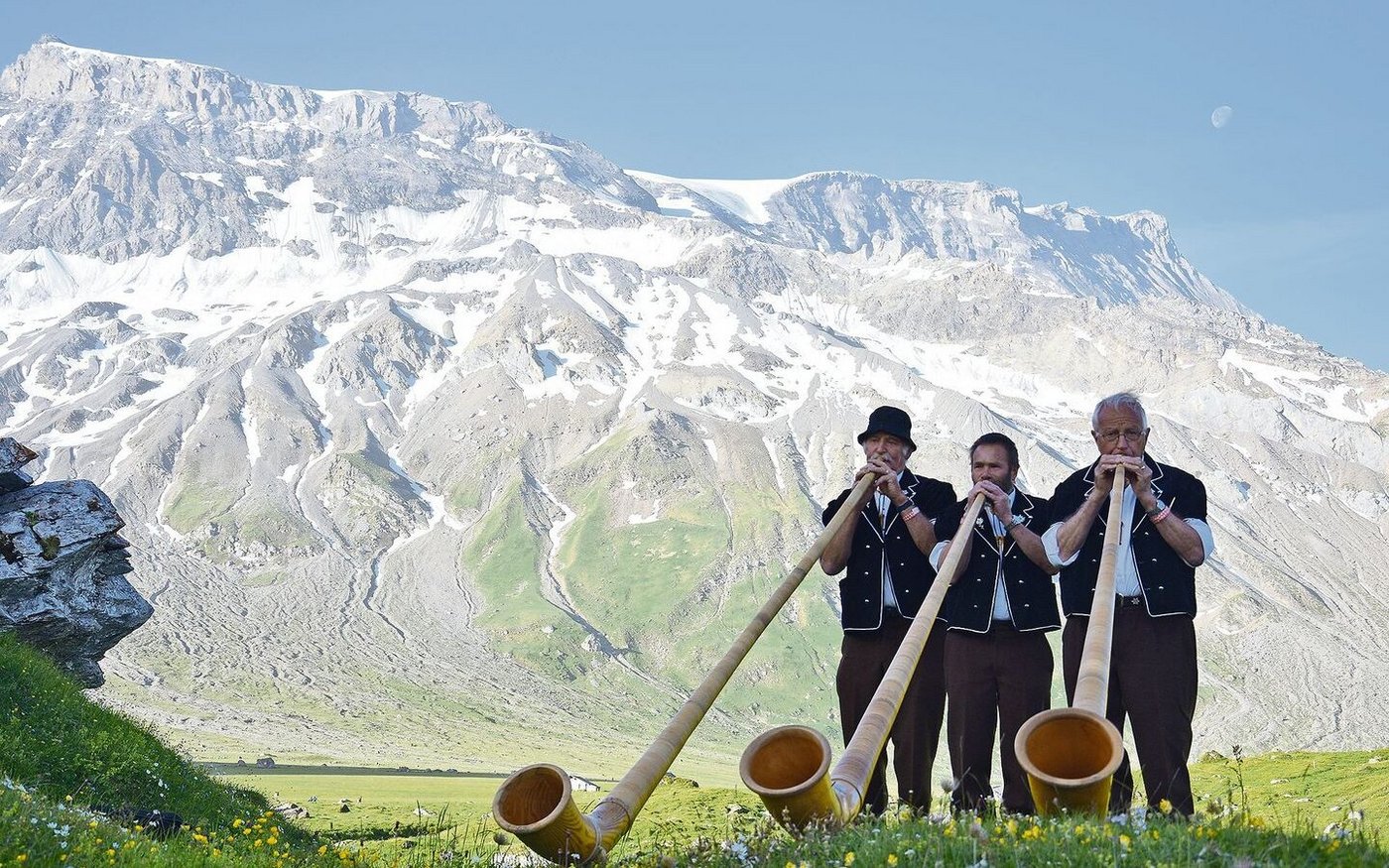 Sogar von einer Alphorngruppe werden die Kühe auf der Engstligenalp empfangen – einfach Hühnerhaut pur.  