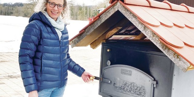 Brotbacken ist eines der Lieblingsthemen von Susanne Spaltenstein. Ihr Brot aus dem eigenen Holzofen bietet sie im Hofladen an, der während der Spargelsaison geöffnet hat.(Bild Alexandra Stückelberger)