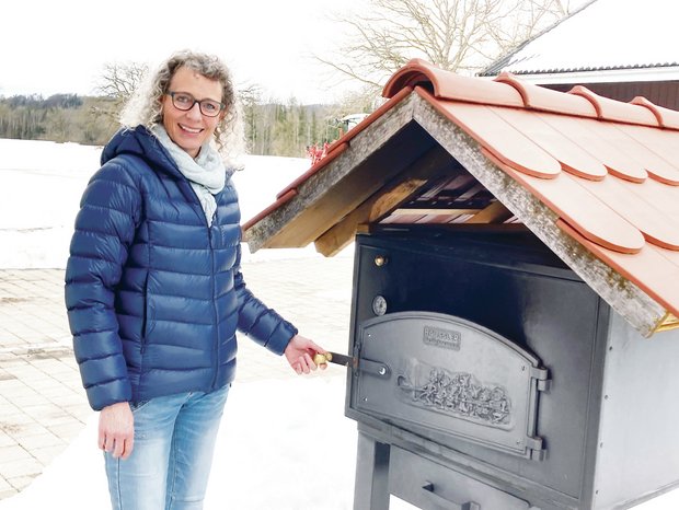 Interview einer Lehrerin und Beraterin am Strickhof: «Mut machen motiviert mich» Brotbacken ist eines der Lieblingsthemen von Susanne Spaltenstein. Ihr Brot aus dem eigenen Holzofen bietet sie im Hofladen an, der während der Spargelsaison geöffnet hat.(Bild Alexandra Stückelberger)