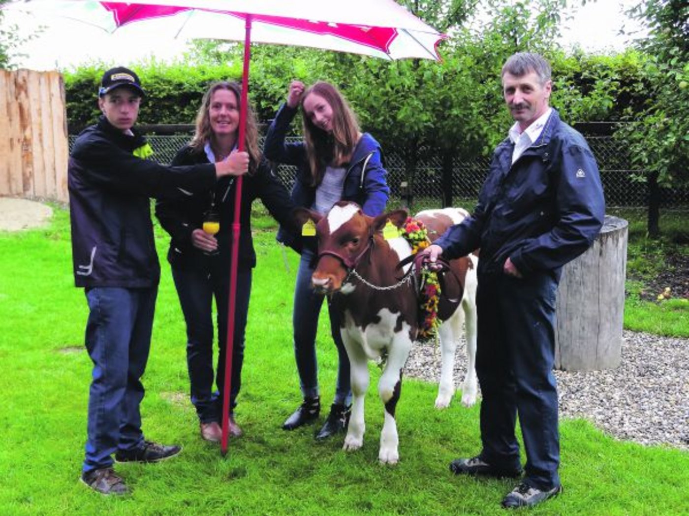 Munitaufe in Affoltern. Der kleine Roi mit Beat und Beatrice Käser und ihren Kindern Stefan und Melanie im August 2015.(Bild zVg)