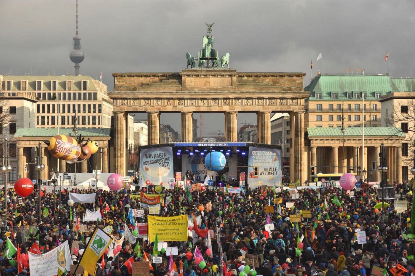 «Wir haben die Agrarindustrie satt», lautete einer der Slogans an der «Wir haben es satt»-Demonstration in Berlin. (Bild @WirHabenEsSatt2/Twitter)