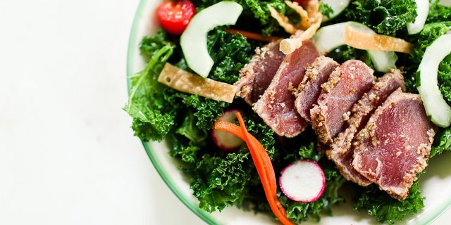 Pegan will (wenn begrifflich auch etwas widersprüchlich) vegane Ernährung und Paleo-Ernährung vereinen. Das bedeutet, sowohl wertvolle Pflanzenkost von der Veganerseite, als auch das Fleisch aus dem Paläolithikum stehen auf dem Teller. (Bild Pixabay)