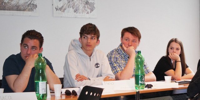 Jugendliche Vertreter von Bergdörfern der Kantone Wallis, Uri und Luzern tauschen sich über Lösungen aus. (Bild zVg)