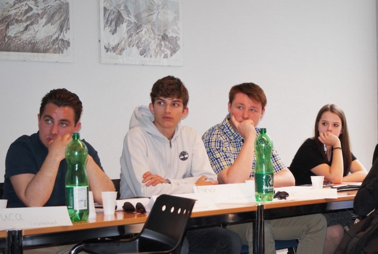 Jugendliche Vertreter von Bergdörfern der Kantone Wallis, Uri und Luzern tauschen sich über Lösungen aus. (Bild zVg)