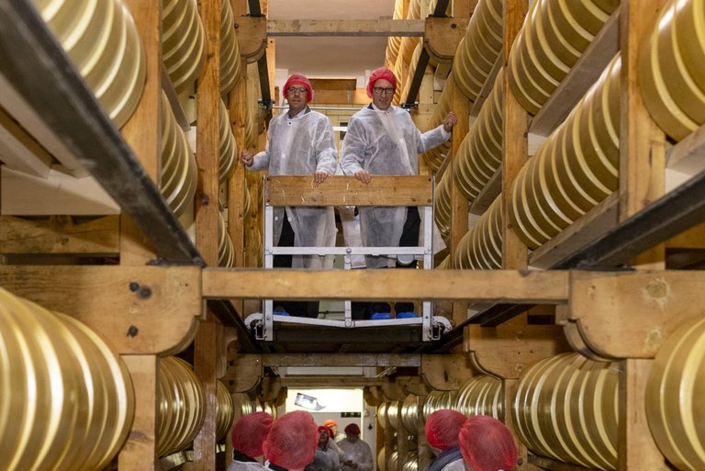 Sbrinz-Präsident und Ständerat Peter Hegglin (r.) sowie ZMP-Geschäftsführer Pirmin Furrer, besichtigen den Käse. (Bild PPR/Aladin Klieber)