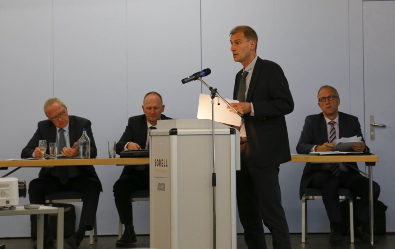 Markus Willimann (Vizepräsident), Ruedi Bigler (Vizepräsident), Stefan Kohler (Geschäftsführer) und Peter Hegglin (Präsident) zu Beginn der DV. (Bild lid/ji)