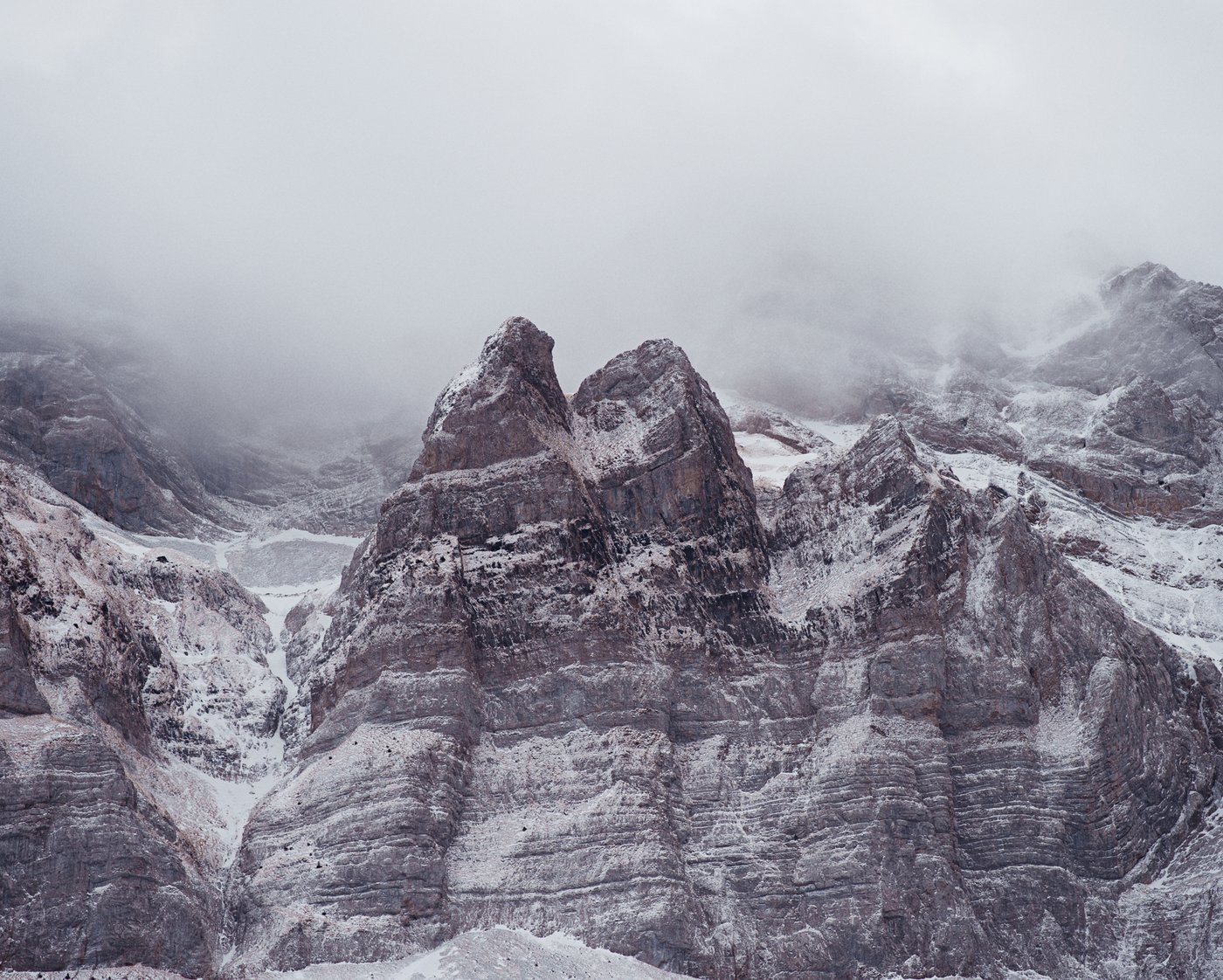 Felsmassiv der Schwägalp: Winterstimmung dominiert das Buch. 