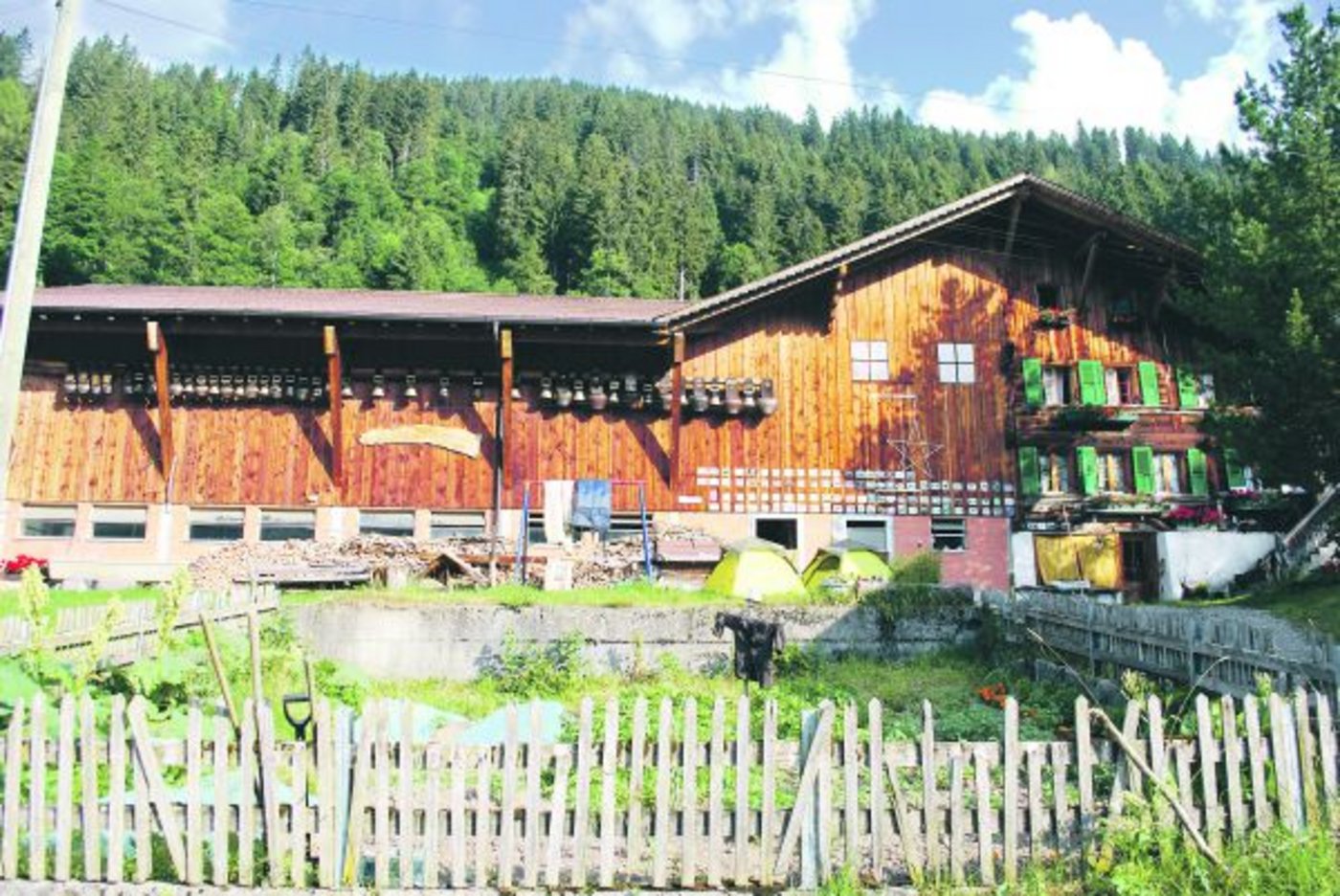 Das Bauernhaus der Familie Bergmann. Die Glocken- und Treichelsammlung ist ein weiteres Hobby. (Bild Peter Fankhauser)
