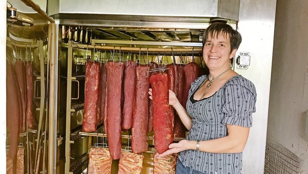 Claudia Speck räuchert in ihrem Ofen hauptsächlich Schweins-Mostbröckli und Speckseiten. Mit einer neuen umweltfreundlichen Technologie können nun die Räucherzeiten verkürzt werden. (Bild Alexandra Stückelberger)
