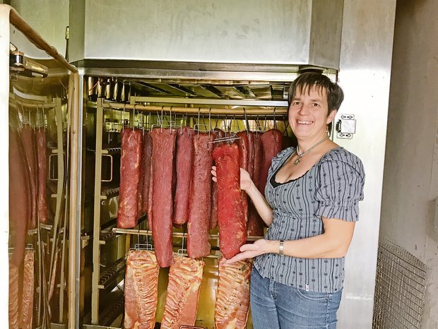 Claudia Speck räuchert in ihrem Ofen hauptsächlich Schweins-Mostbröckli und Speckseiten. Mit einer neuen umweltfreundlichen Technologie können nun die Räucherzeiten verkürzt werden. (Bild Alexandra Stückelberger)
