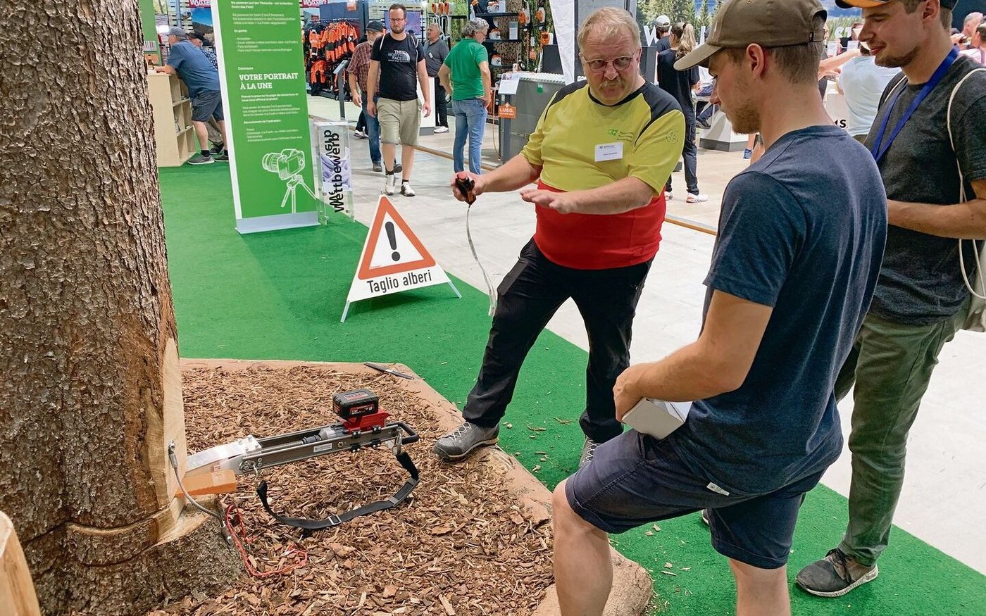 Hans Dettwiler von Wald Schweiz präsentiert den fernbedienbaren Fällkeil. Der vermindert das Risiko bei herabfallenden Ästen.