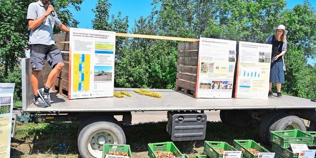 Michael Gugger (l.) von der Versuchsstation Gemüsebau Ins BE und Martina Keller von Agroscope Extension Gemüsebau erläutern ihre Ergebnisse zur Spätverunkrautung bei den Zwiebeln.