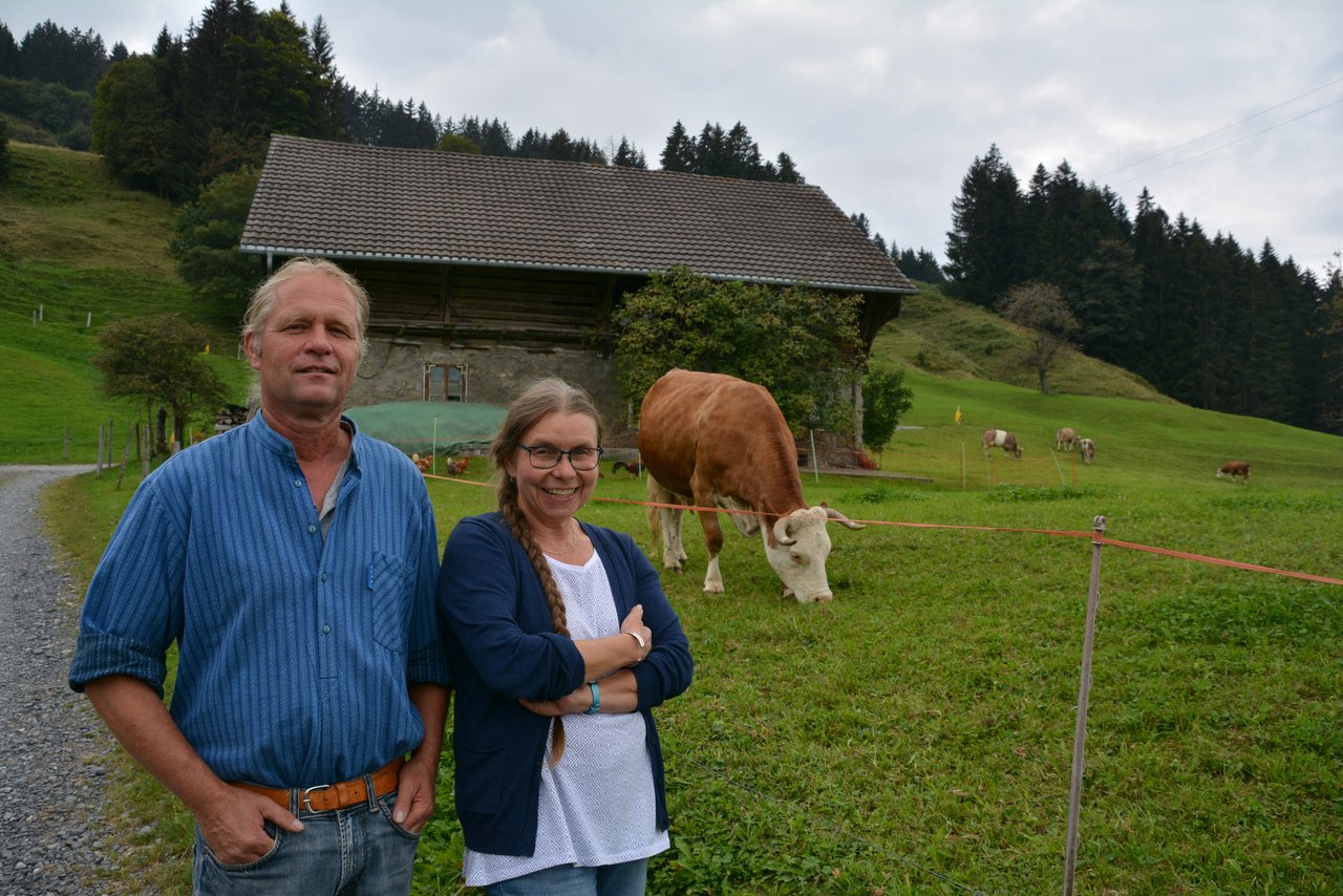 Caroline und Rolf Streit sind seit vielen Jahren als Pflegefamilie tätig. Auf ihren Bauernhof beziehen sie die Jugendlichen mit ein. (Bild Franziska Jurt)