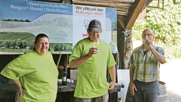 Urs Buser (r.) vom Verband der Weinproduzenten Region Basel-Solothurn auf dem Weingut von Conny und Urs Rinklin. 