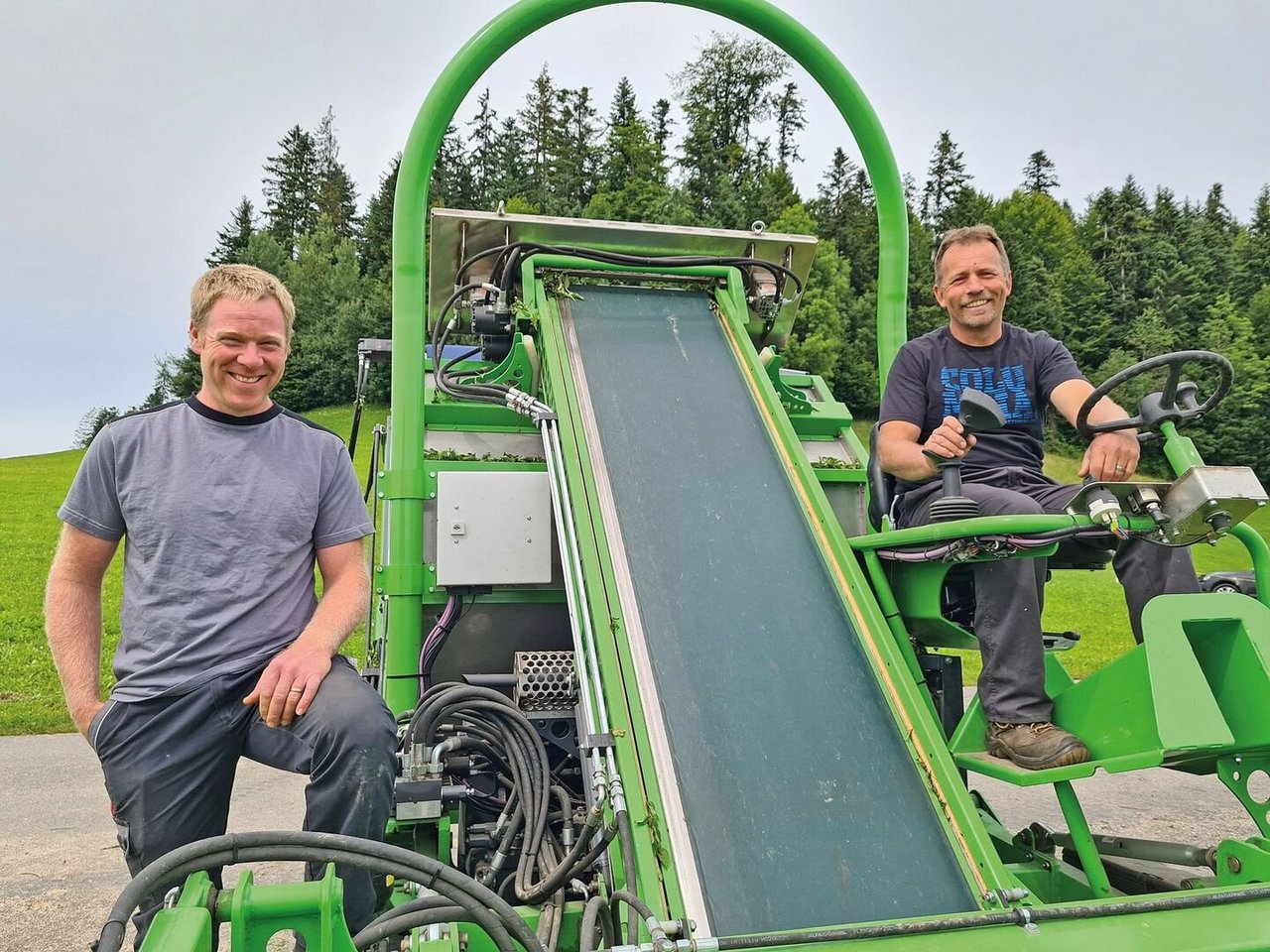 Matthias Linder (links) und Christian Schütz produzieren im Emmental Kräuterund haben eine eigene Erntemaschine entwickelt und gebaut.