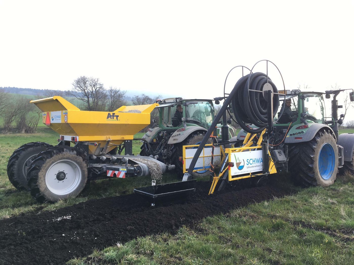Mitarbeiter von Matthias Schwab fräsen Drainagen. 