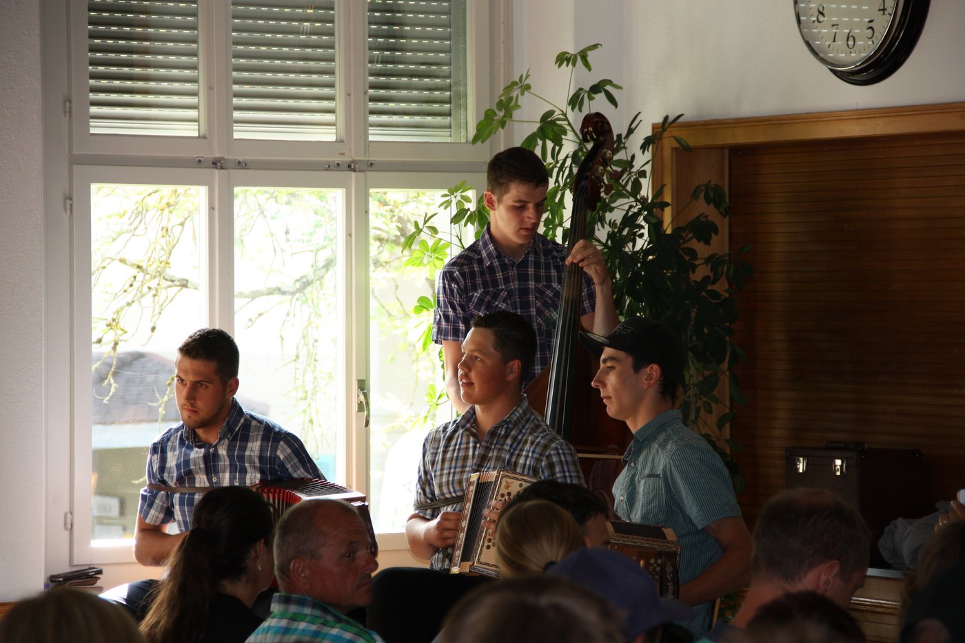 Für die musikalische Unterhaltung sorgen Diplomanden. (Bild aw)