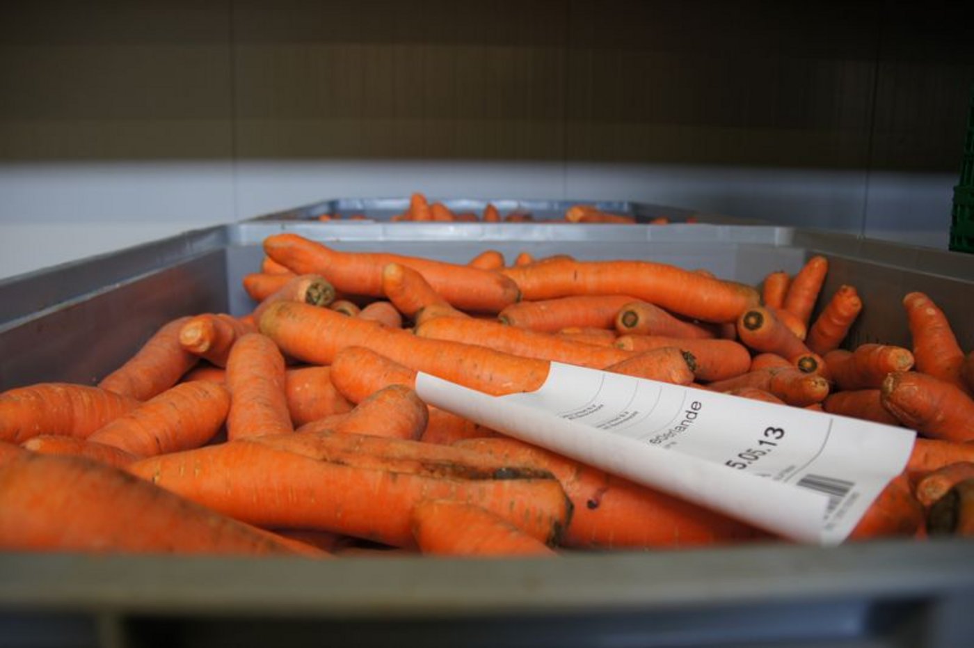 Nach dem Lockdown müssen die Rüebli in den Auslagen der Detailhändler wieder der Norm entsprechen. (Bild lid