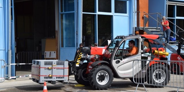 Im Geschicklichkeitsparcours geht es darum, möglichst wenig Wasser zu verschütten. (Bilder jba) 