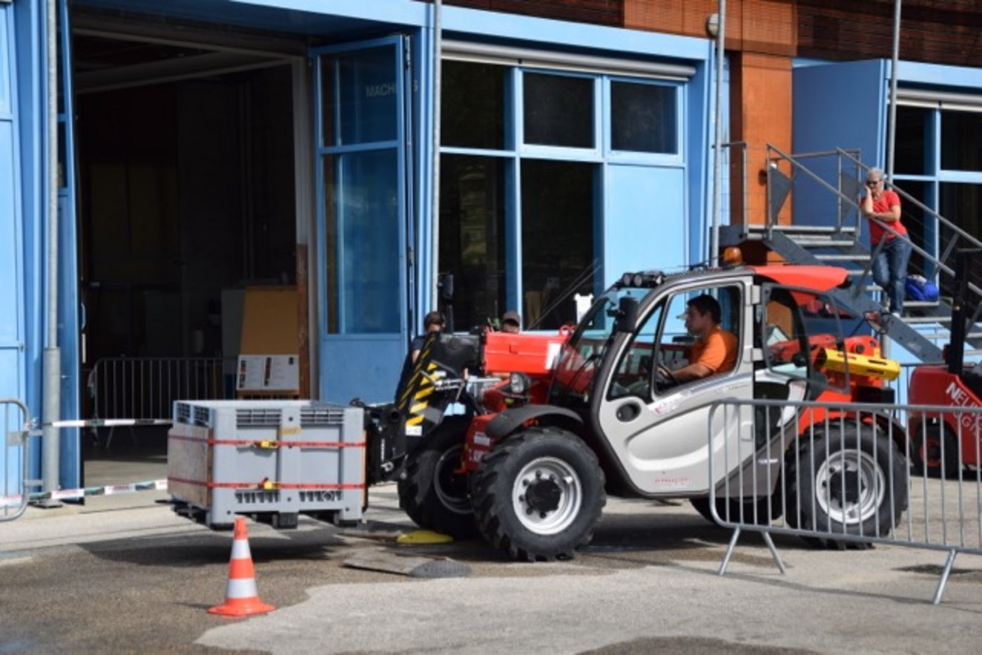 Im Geschicklichkeitsparcours geht es darum, möglichst wenig Wasser zu verschütten. (Bilder jba) 