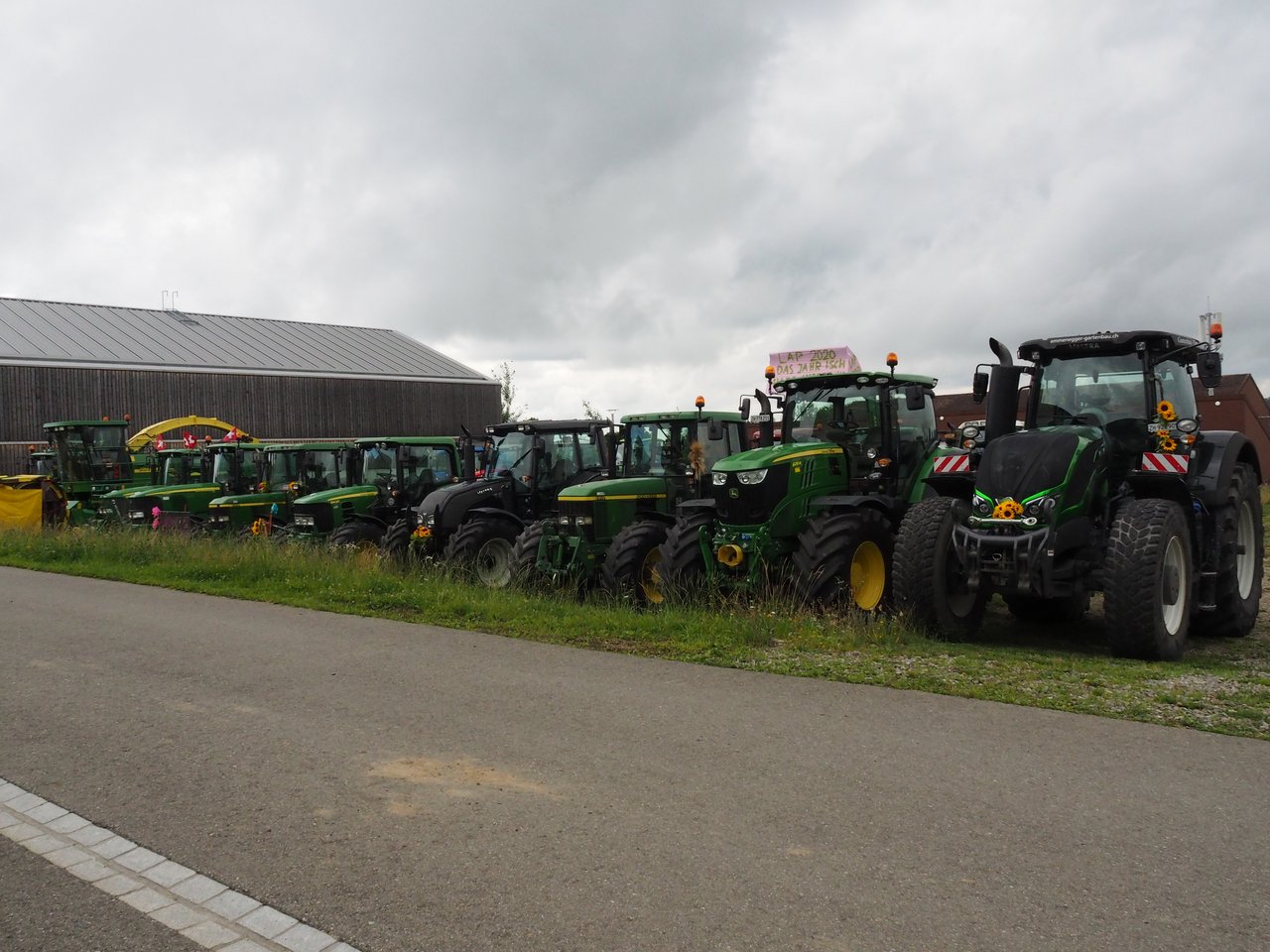 Ein Einzug zur Schlussfeier im Traktoren-Corso stand dieses Jahr nicht auf dem Programm. Trotzdem sind einige Junglandwirte mit dem Traktor zur Verabschiedung nach Lindau gefahren. (Bild Ursina Berger)