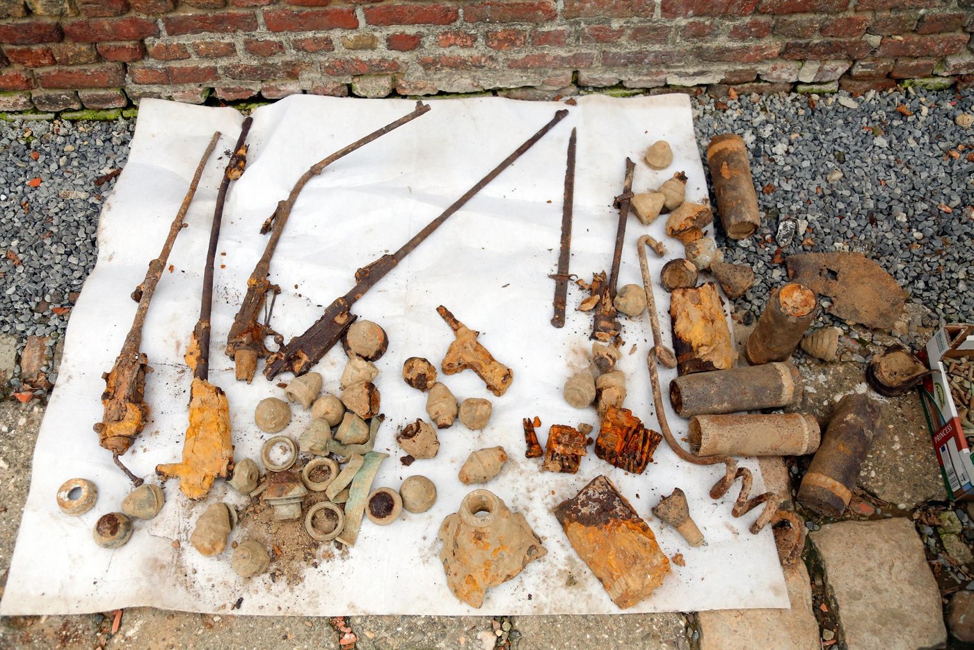 Gewehrläufe, Patronenhülsen, Granaten: Der Erste Weltkrieg ist auf den belgischen Äckern noch immer präsent. Zum Beispiel auf den Feldern von ... (Bilder: Michael Wahl)