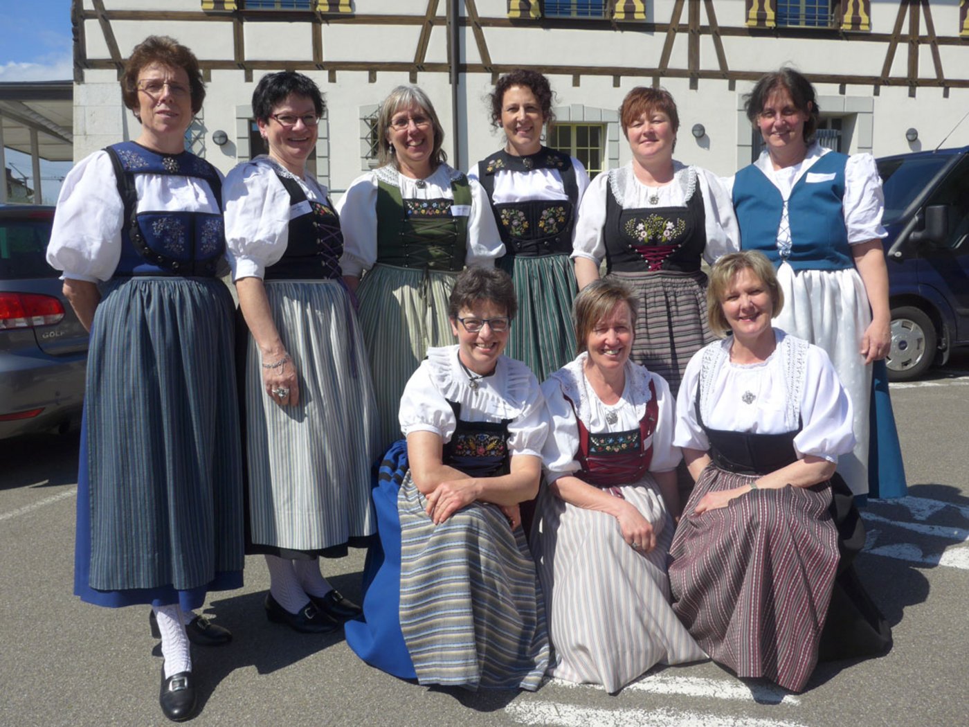 Zufriedene Aargauerinnen im Schaffhauser Sonnenschein: Hintere Reihe: Heidi Dätwyler, Helen Schmid, Helen Schreiber, die neue Präsidentin Lotti Baumann, Cornelia Schmid und Gervaise Perrass (in jurassischer Tracht), vorne: Bernadette Barmettler, Hildi Fischlin und Therese Gautschi.  