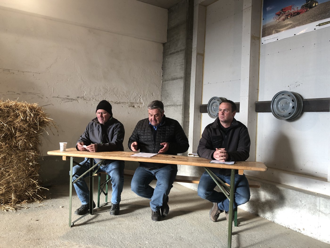 Hans-Peter Christen (v.l.n.r.) aus Utzenstorf BE, Fernand Andrey aus Mouret FR, Vizepräsident der IG Bauern Unternehmen (IGBU), und Lars Nyffegger informierten über die IGBU-Kampagne zum Pflanzenschutz. 