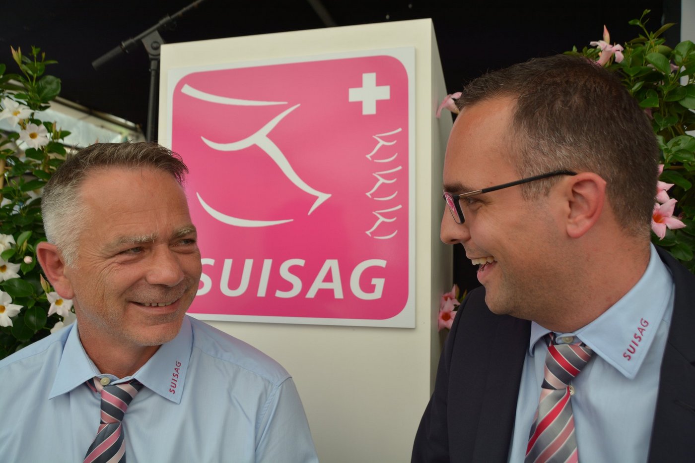 Haben gut lachen, die Suisag ist auf Kurs: Präsident Jürg Barmettler (links) und Geschäftsführer Matteo Aepli nach der 21. Generalversammlung.  (Bild aem)