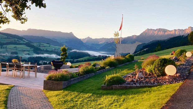 Bei der ersten Tasse Kaffee das Panorama geniessen: Das ist Erholung pur. Ein Hingucker ist dabei auchdie rund 800 kg schwere Kuh aus Sichtbeton – eine Idee von Adrian Siegenthaler.