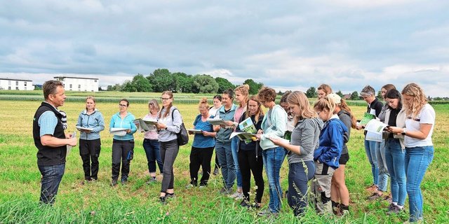 Simon Tschannen führt am Morgen durch den Futterbau. Gespannt hören ihm die 20 junge Frauen zu.