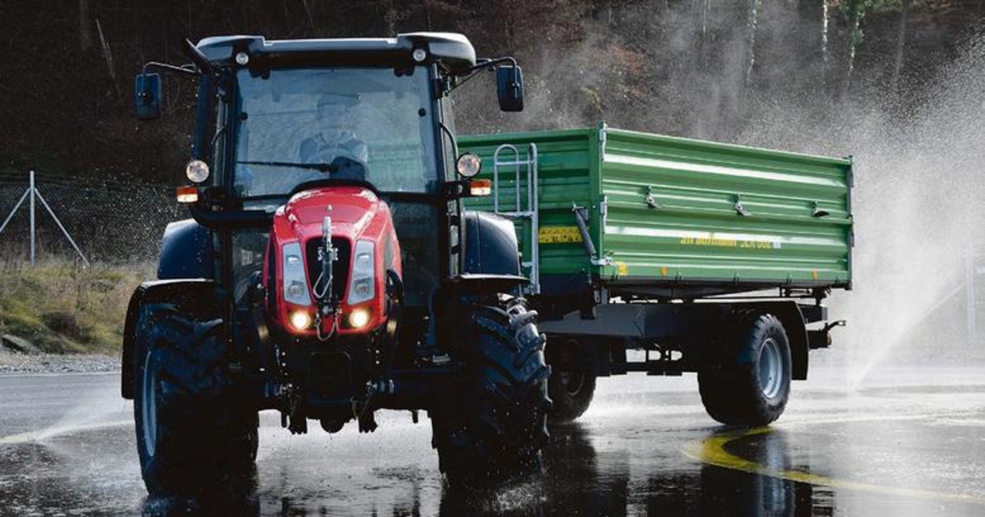 Beim Fahren mit Anhänger im rutschigen Kreisel spürte man die Kräfte eins zu eins. Im sicheren Trainingsgelände kann man auch mal ausprobieren, wie viel es leiden mag. (Bild Jasmine Baumann)