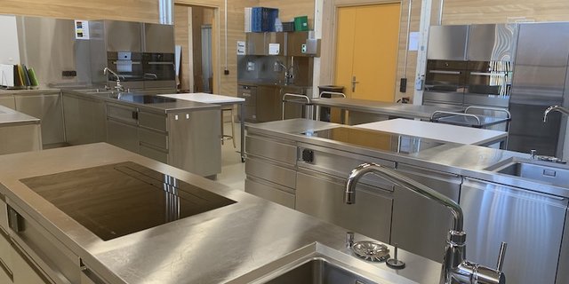 An den Bäuerinnenschulen wurde schweizweit auf Fernunterricht umgestellt. Auf dem Bild die leere Schulküche des landwirtschaftlichen Bildungszentrums Salez SG. (Bild Markus Hobi, Landw. Zentrum SG)