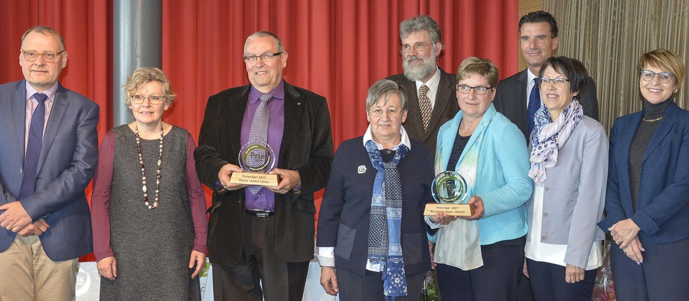 Bildlegende, von links: Francis Egger, Präsident der Agrisano Stiftung, Christine Bühler, Jury-Präsidentin, Pierre-André Schütz, Preisträger in der Kategorie natürliche Personen, Lydia Fässler-Ulmann, Berta Amgarten, Annemarie Wyrsch und Inge Schmid vom Bäuerlichen Sorge-Chrattä, Preisträgerinnen in der Kategorie juristische Personen; (im Hintergrund von links) Ueli Tobler, Mitglied der Jury, Christian Scharpf, Geschäftsführer der Agrisano Stiftung. (Bild Agrisano)