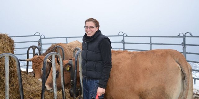 Rebekka Strub hat sich für die Nachholbildung entschieden. Während den drei Ausbildungsjahren arbeitet sie auf dem elterlichen Pachtbetrieb mit. (Bild Aline Küenzi)